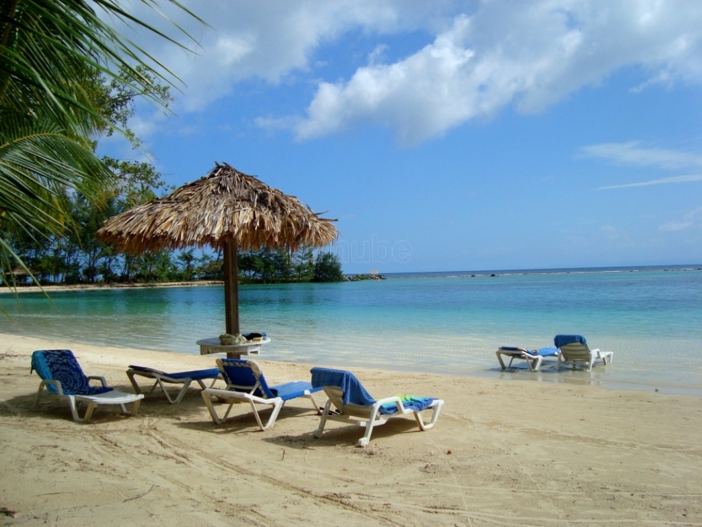 Playa privada del hotel Fantasy Island en Roatán.  